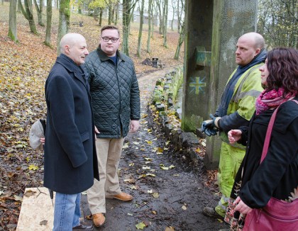 HPBC Cllr Godfrey and County Councillors Damien Greenhalgh and Ellie Wilcox speak with the DCC workmen on the path. 